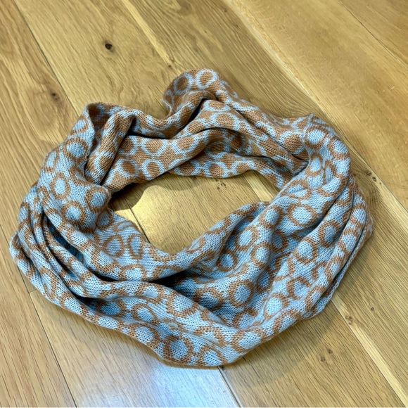 Women’s Reversible Knit Infinity Scarf in Terracotta/Light Gray. - Picture 4 of 10